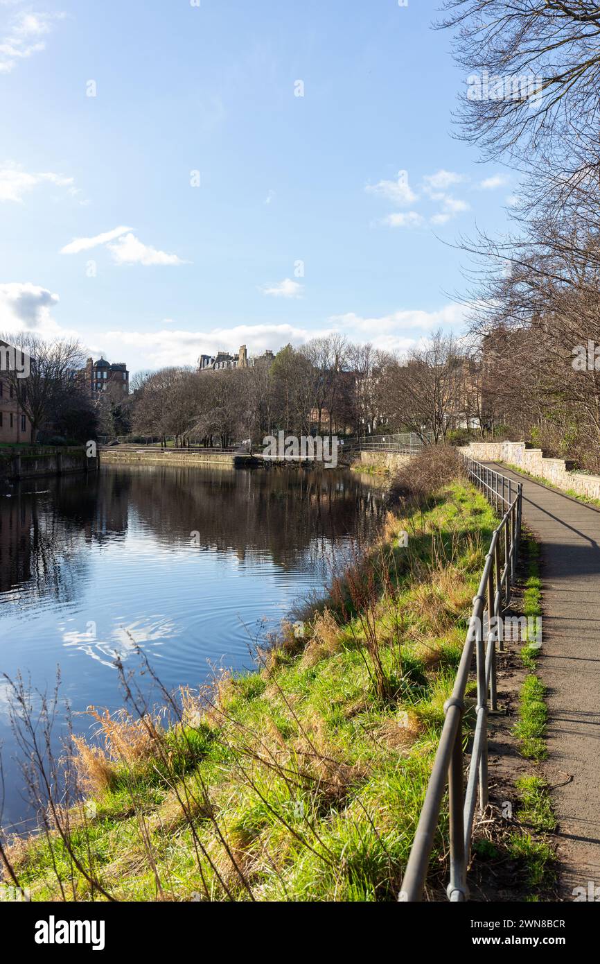 Spaziergang entlang des Water of Leith Fußwegs in Edinburgh an einem sonnigen Februartag. Stockfoto