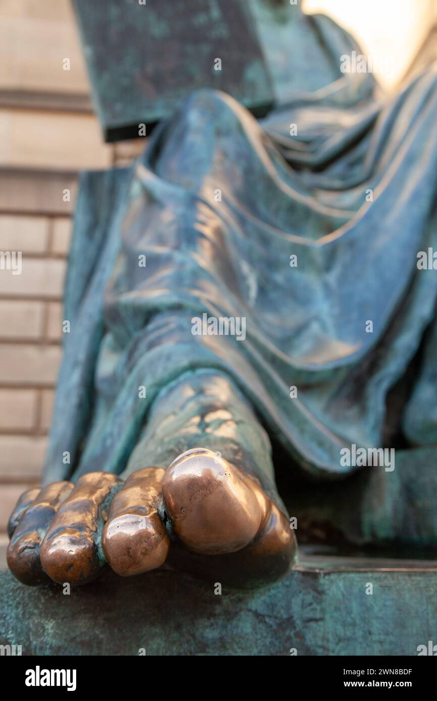 David Hume's Statue, Edinburgh. Das Berühren des Zehens dieses schottischen Philosophen aus dem 18. Jahrhundert soll ein Glücksbringer sein Stockfoto