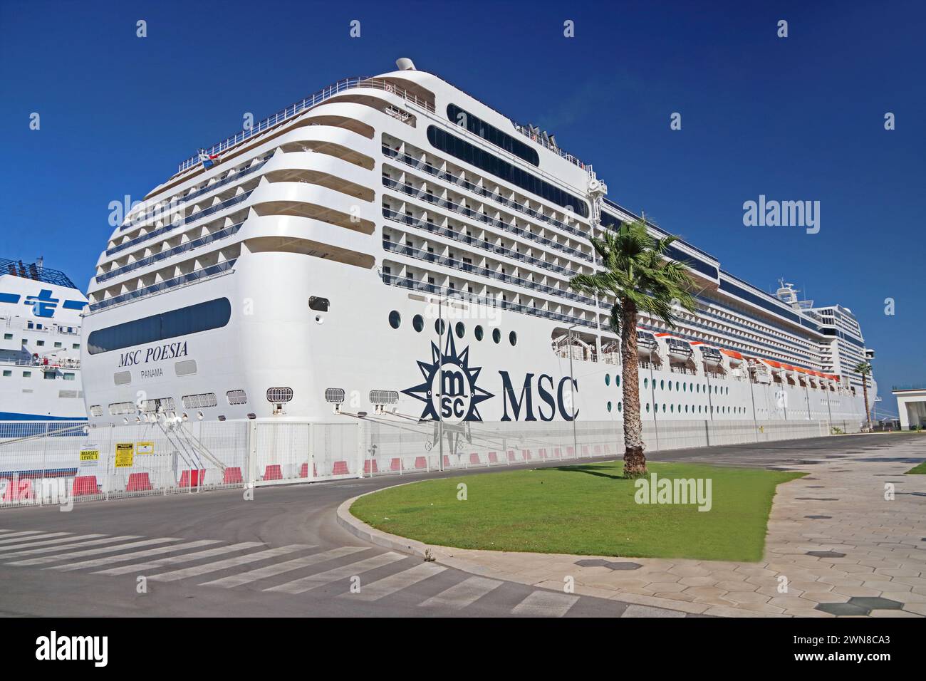 MSC-Kreuzfahrtschiff „Poesia“ liegt im Hafen, Palermo, Sizilien Stockfoto
