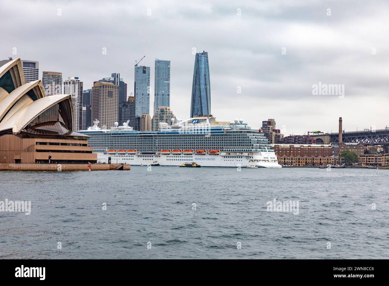 Majestätisches Princess Kreuzfahrtschiff neben dem Übersee Passagierterminal im Hafen von Sydney, NSW, Australien Stockfoto