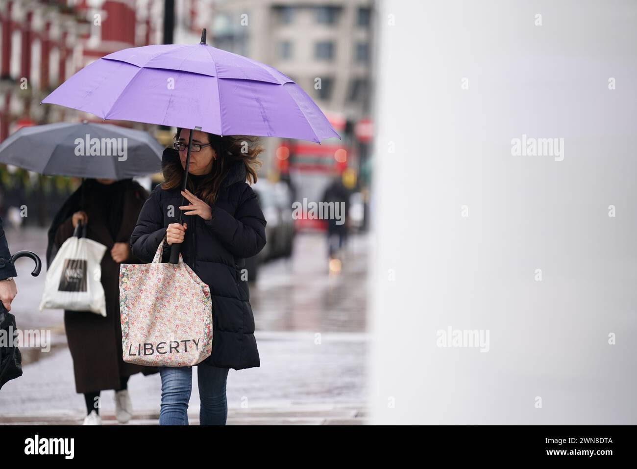 Die Leute laufen im Regen im Zentrum Londons. Bilddatum: Freitag, 1. März 2024. Stockfoto