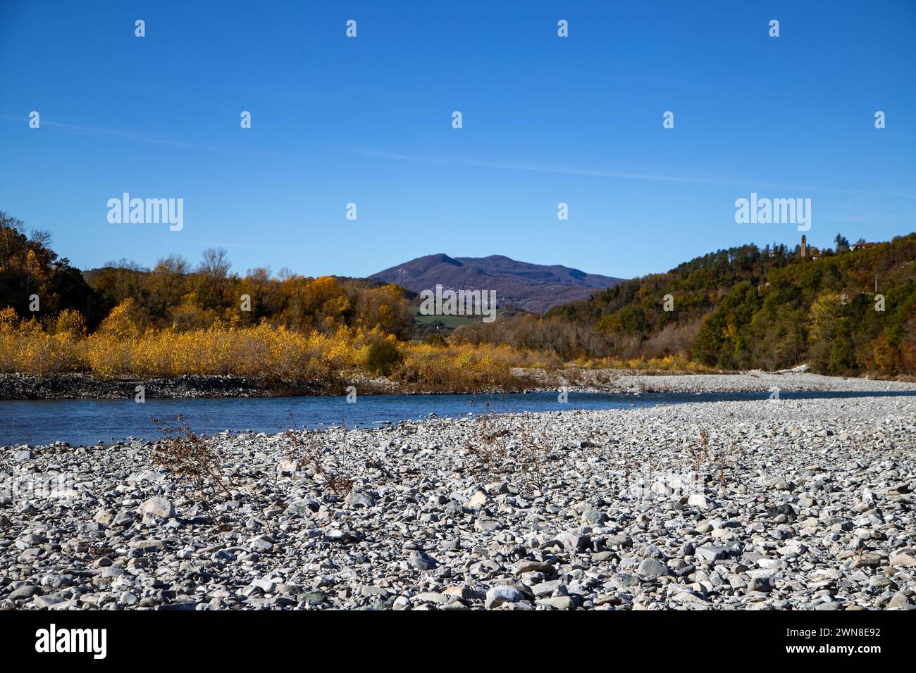 Herbstliche Landschaft des Flusses Taro, Italien Stockfoto