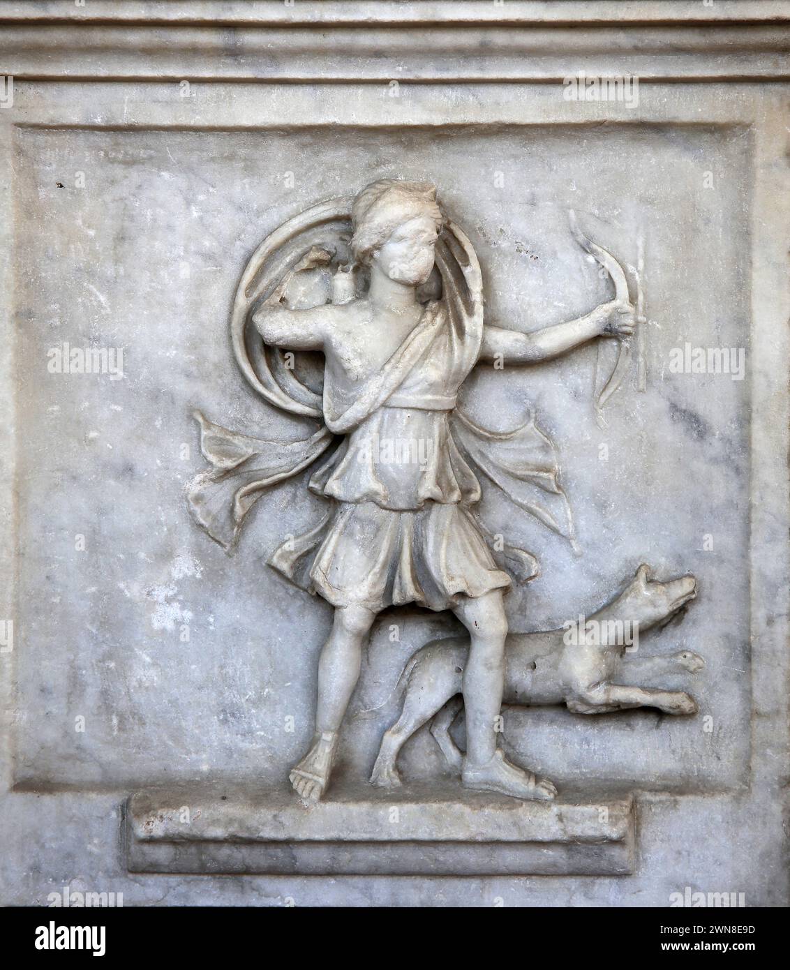 Altarmarmor für Diana Victrix von Aebutia Amerina, die Artemis als einen laufenden Bogenschützen repräsentiert. Marmor. 2. Jahrhundert n. Chr. Rom. Nationales Römisches Museum (Bath Stockfoto