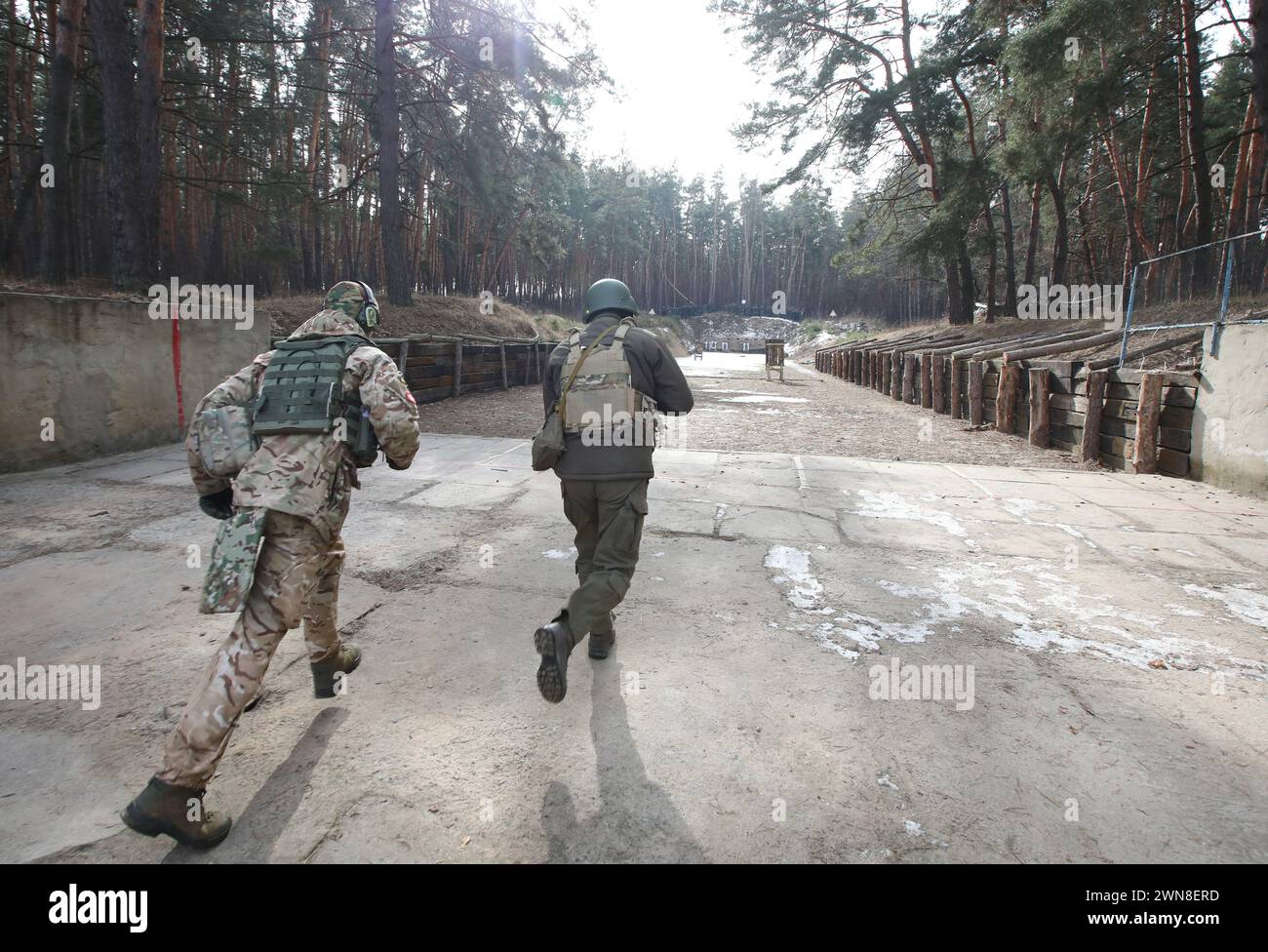 REGION CHARKIW, UKRAINE - 29. FEBRUAR 2024 - die Nationalgarde wird während einer Routineübung für Soldaten der militärischen Einheiten der östlichen operativen und territorialen Einheit der Nationalgarde der Ukraine, Region Charkiw, Nordost-Ukriane gesehen. Stockfoto