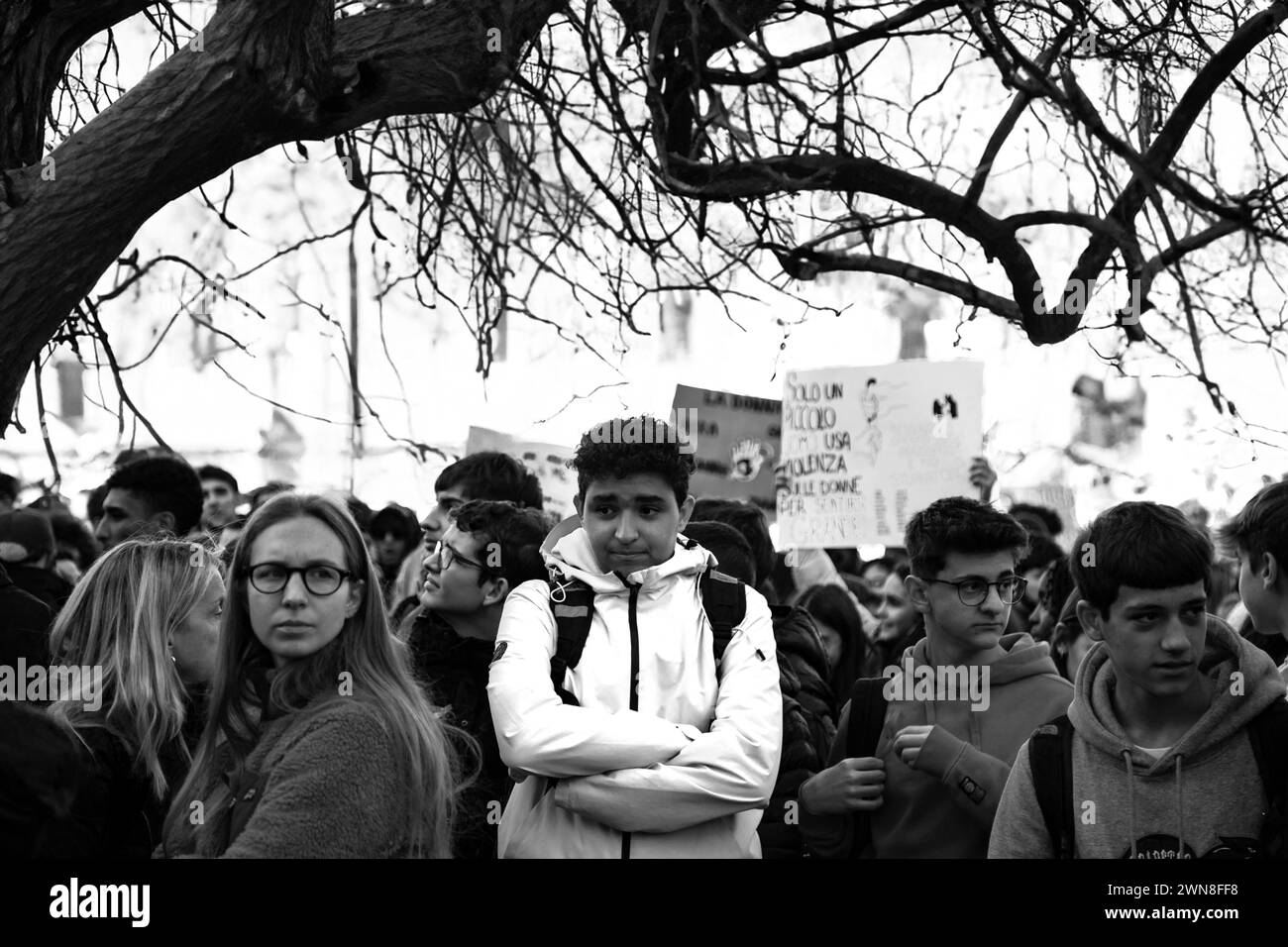 Studentendemonstration in Parma Italien, das Foto wurde in Parma am 25/2023 während einer Demonstration zum Protest gegen geschlechtsspezifische Gewalt aufgenommen Stockfoto
