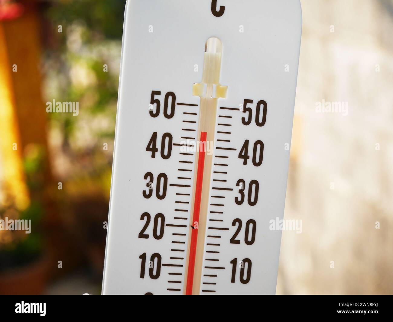 Nahaufnahme-Thermometer zeigt Temperatur in Grad Celsius, heiße Temperatur Stockfoto