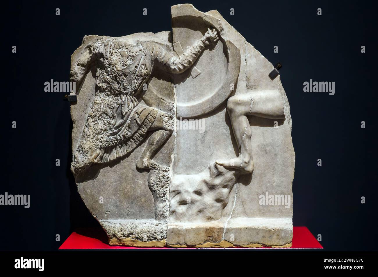 Relief mit Amazonomachie vom Hafen von Piräus - Penteli-Marmor, Mitte des 2. Jahrhunderts v. Chr. - Archäologisches Museum Pireus, Griechenland Stockfoto