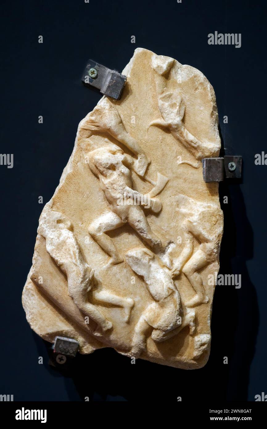 Fragment eines Schildes der Athena Parthernos aus Rom, Via Merulana - Marmor Lunense, Mitte des 2. Jahrhunderts n. Chr. - Museo Centrale Montemartini, Rom, Italien Stockfoto