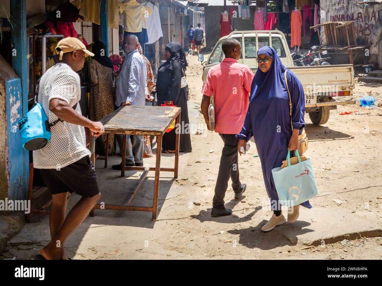 Die Leute kaufen in den Seitenstraßen des Darajani Markts in Sansibar City, Sansibar, Tansania Stockfoto