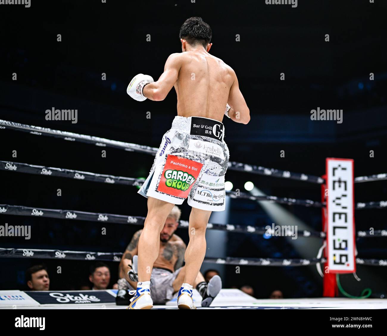 Tokio, Japan. Februar 2024. Der Japanische Junto Nakatani schlägt Mexikos Alexandro Santiago in der sechsten Runde beim WBC-Titelkampf im Bantamgewicht im Ryogoku Kokugikan in Tokio, Japan, am 24. Februar 2024. Quelle: Hiroaki Finito Yamaguchi/AFLO/Alamy Live News Stockfoto