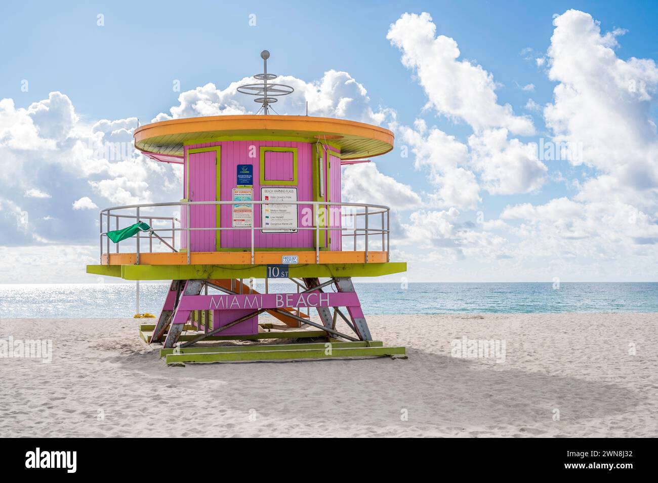 Farbenfrohe Rettungshütte am Strand in Miami Florida. Es ist ein sonniger Tag am Strand Stockfoto