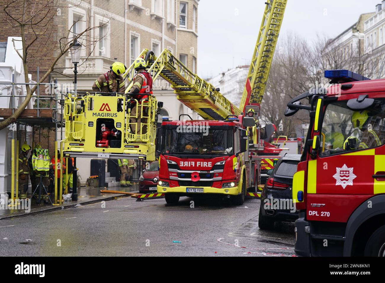 Feuerwehrleute am Ort eines Brandes in einem fünfstöckigen Gebäude am Emperor's Gate in South Kensington, London. Elf Menschen wurden ins Krankenhaus gebracht, nachdem das Feuer in dem umgebauten Terrassenhaus ausbrach. Bilddatum: Freitag, 1. März 2024. Stockfoto
