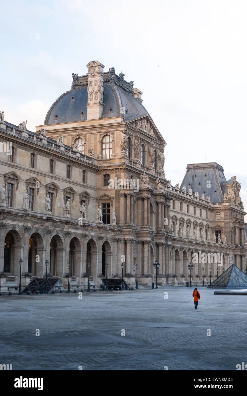 Eine Frau im Innenhof des Louvre-Museums Stockfoto