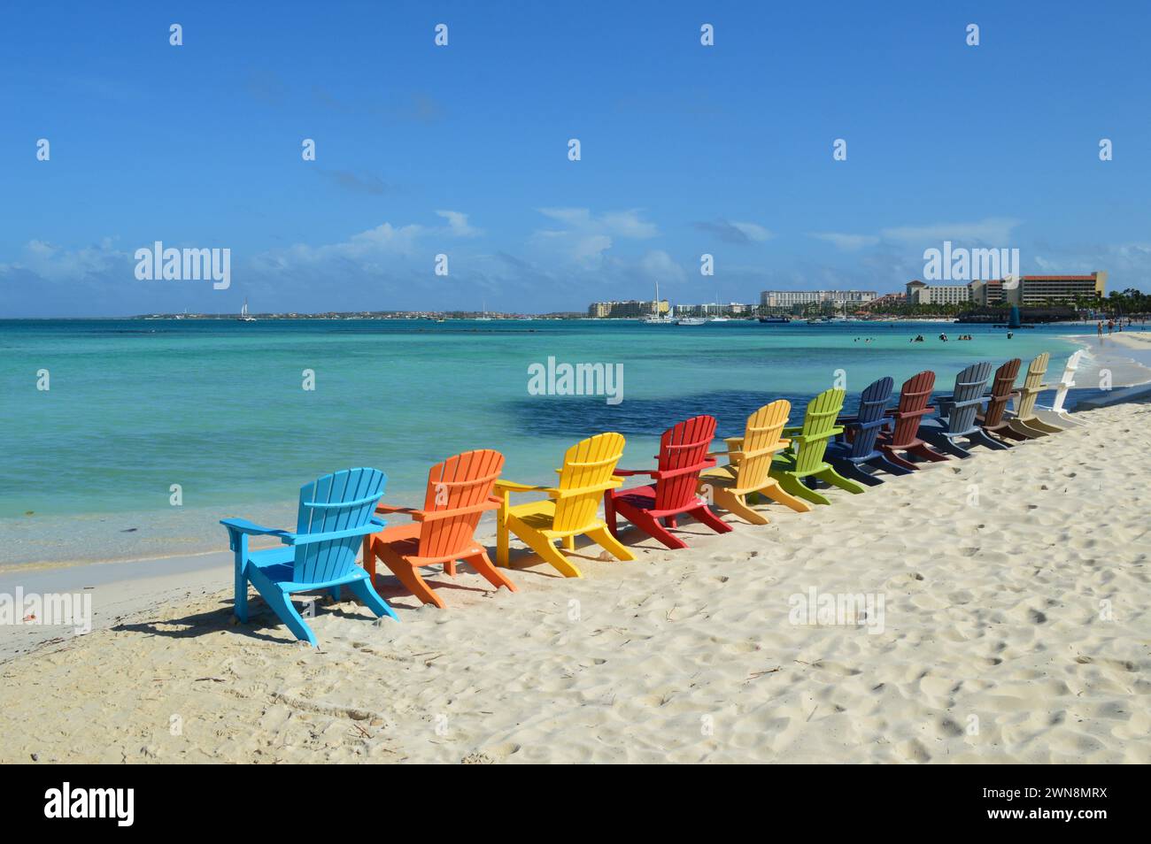 Farbenfrohe Stühle mit Blick auf das Meer. Aruba Stockfoto