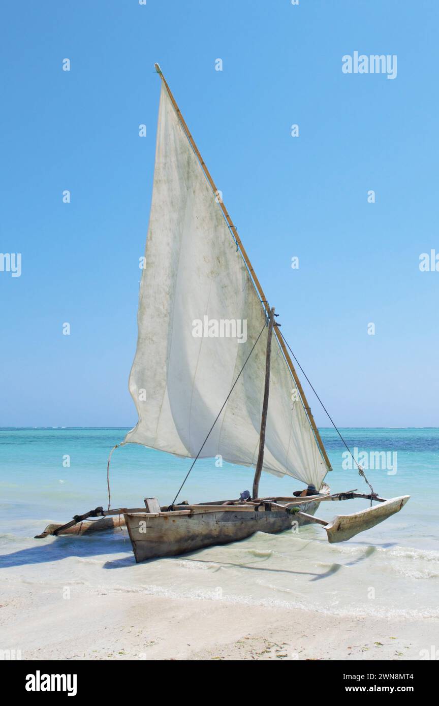 Segelboot sitzt auf dem Sand, Sansibar, Afrika. Stockfoto