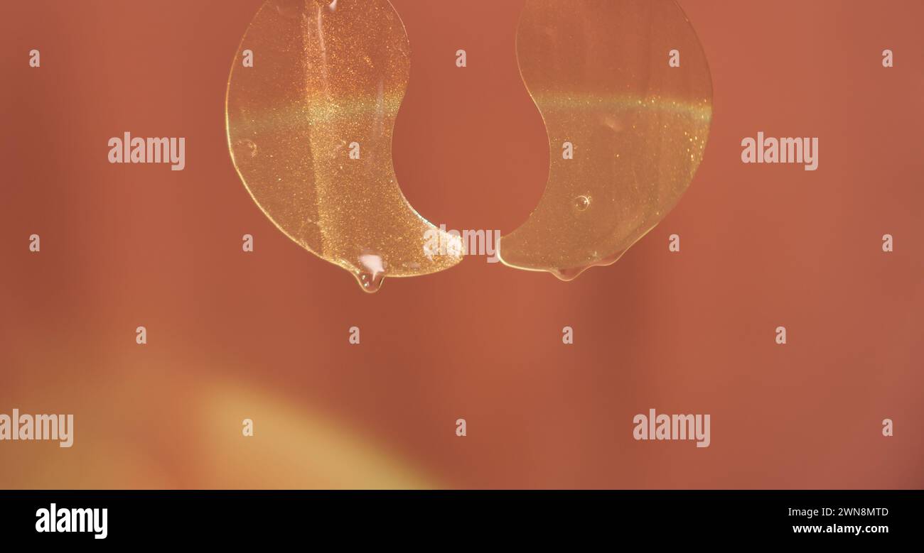 Transparente Augenpflaster mit Serum auf rotem Hintergrund Stockfoto