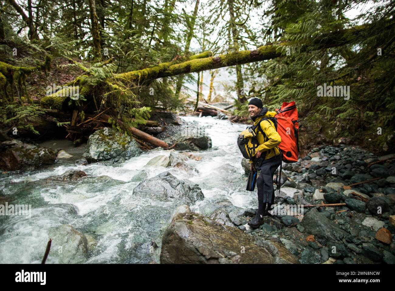 Backpacker mit Ausrüstung sucht nach einem Ort, an dem der Fluss überquert wird Stockfoto