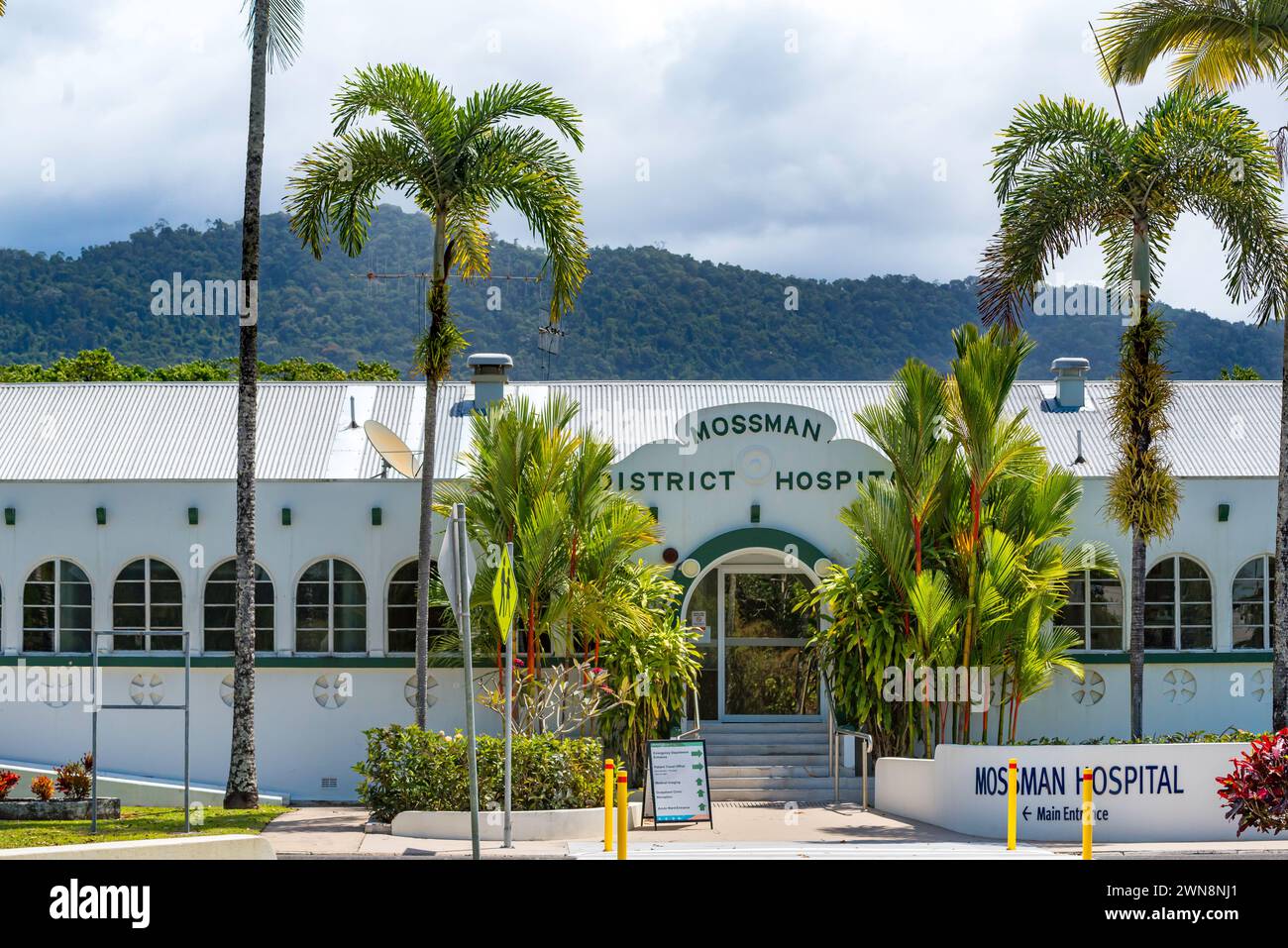 Das Mossman District Hospital mit seinen Betonfassaden im spanischen Missionsstil ist ein 1930 erbautes, denkmalgeschütztes öffentliches Krankenhaus im hohen Norden von Queensland Stockfoto