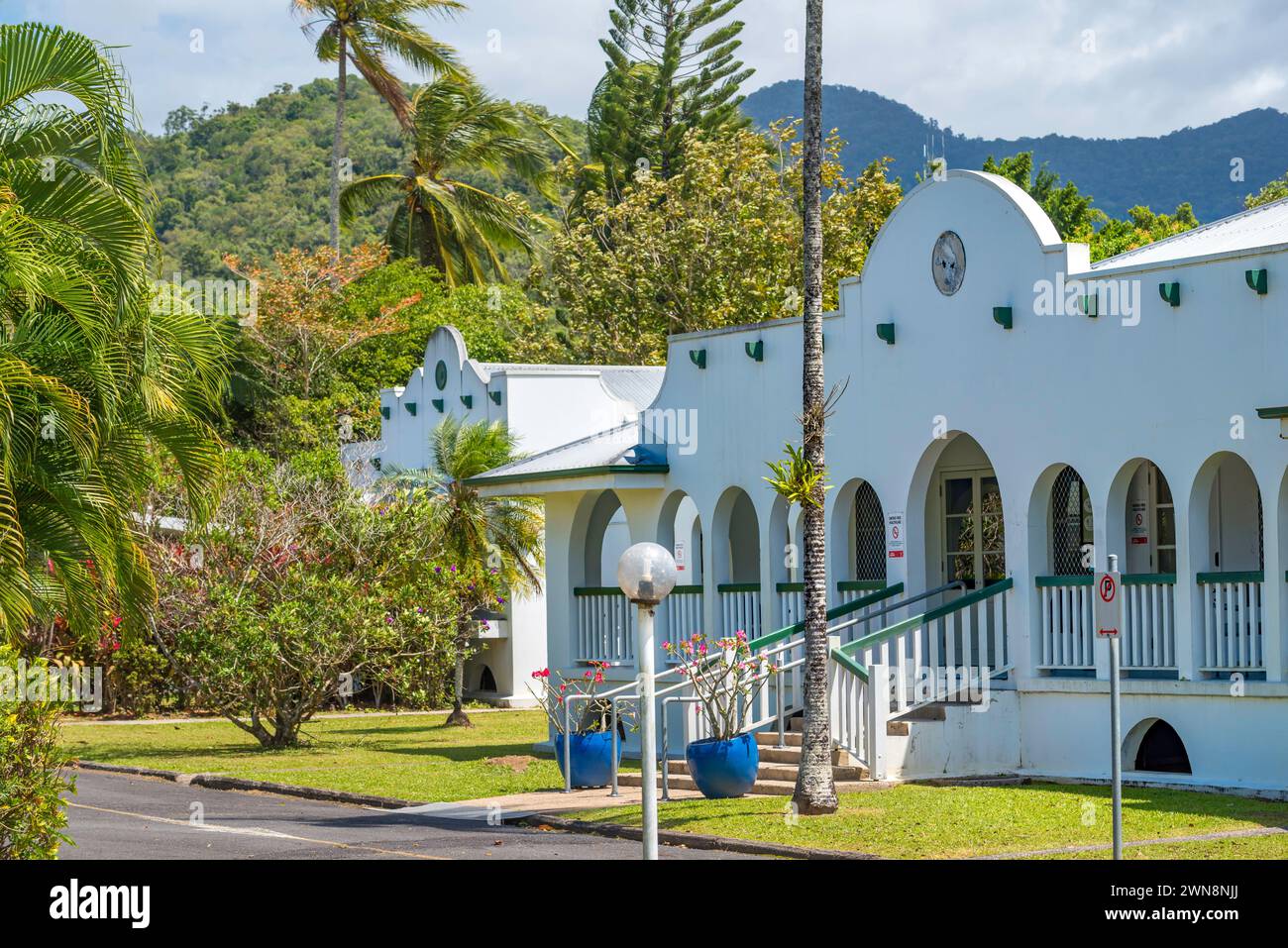 Das Mossman District Hospital mit seinen Betonfassaden im spanischen Missionsstil ist ein 1930 erbautes, denkmalgeschütztes öffentliches Krankenhaus im hohen Norden von Queensland Stockfoto