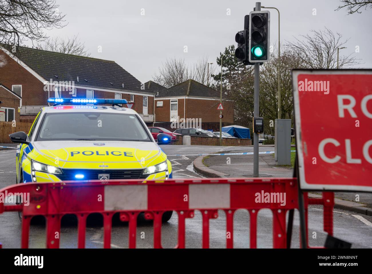 Oxford, 1. März 2024. Die Polizei hat die Bayswater Road und Teile anderer nahegelegener Straßen in Barton, einem Vorort von Oxford, nach einem Messerstechervorfall kurz vor Mitternacht am 29. Februar geschlossen. Ein Mann wurde verhaftet. Quelle: Martin Anderson/Alamy Live News Stockfoto