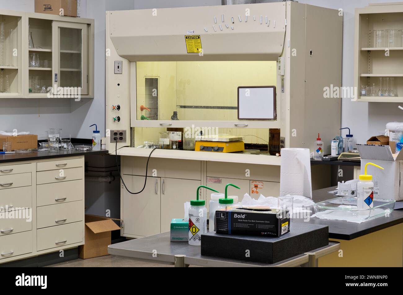 Houston, Texas USA 09-13-2023: Innenraum des wissenschaftlichen Labors vom Eingang zum Eingang mit verschiedenen wissenschaftlichen Geräten und Werkzeugen. Konzentrieren Sie sich auf den Hintergrund. Stockfoto