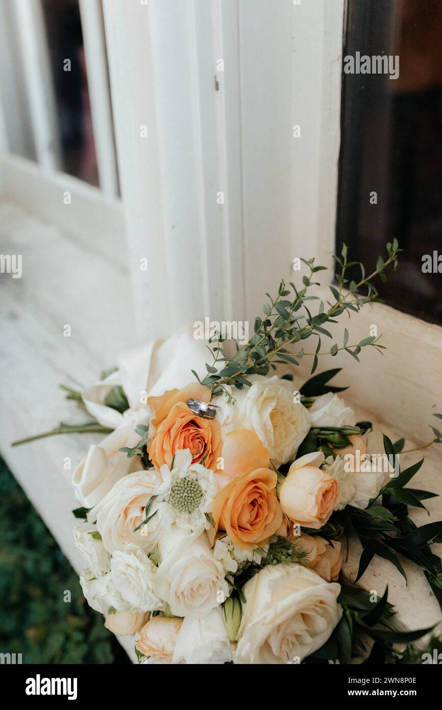 Blumenarrangements mit Hochzeitsringen Stockfoto