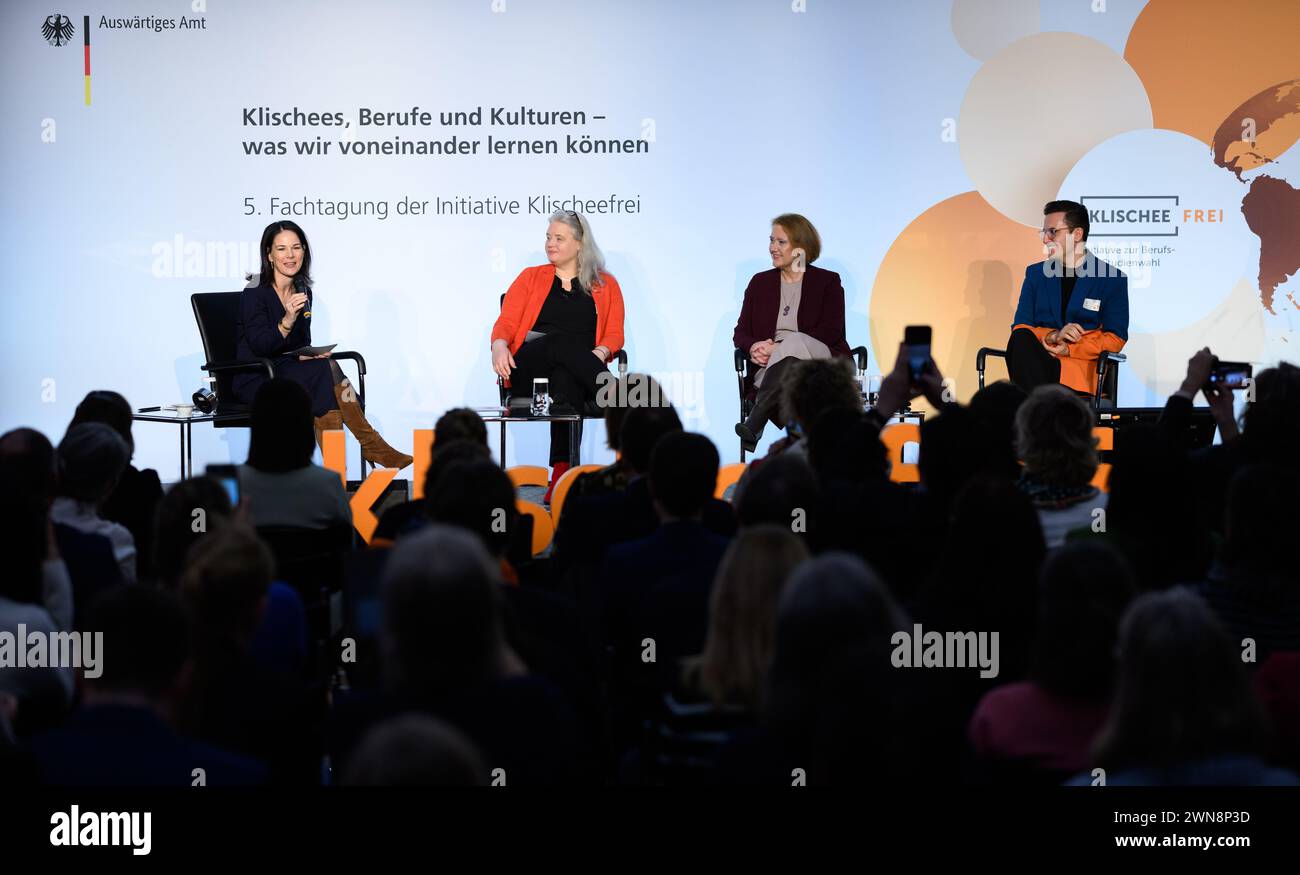 1. März 2024, Berlin: Annalena Baerbock (Allianz 90/die Grünen, l-r), Außenministerin Katharina Zweig, Professorin für Theoretische Informatik, Lisa Paus (Allianz 90/die Grünen), Bundesministerin für Familie, Senioren, Frauen und Jugend, und Emre Celik, Antidiskriminierungsexperte bei Google DeepMind, diskutiert auf der Konferenz "klischeefreie Initiative" mit dem Titel "Klischees, Berufe und Kulturen - was wir voneinander lernen können" im Auswärtigen Amt. Die von der Bundesregierung finanzierte Initiative Klischeefrei setzt sich für die Förderung von Karriere und Studium ein Stockfoto