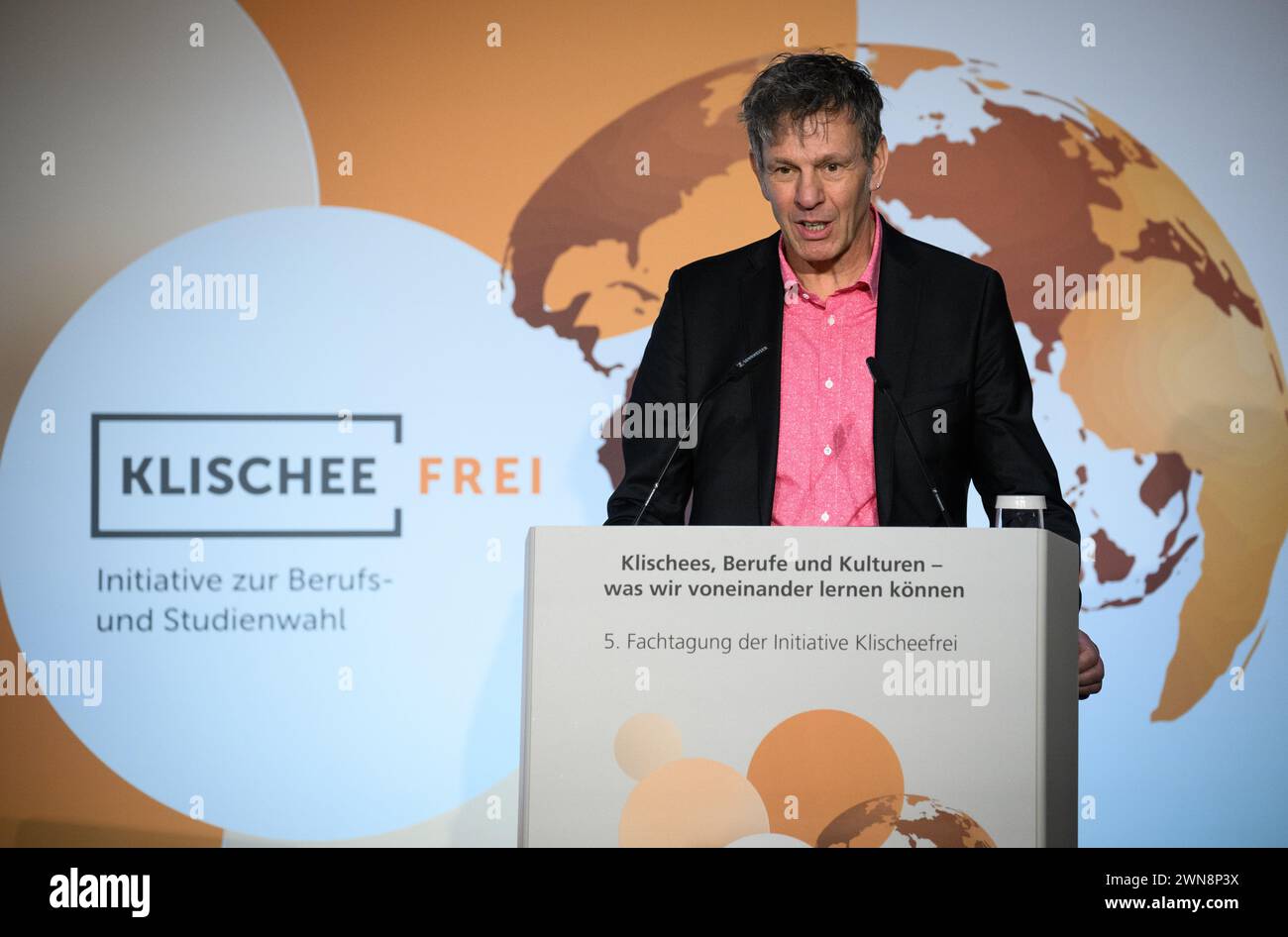 Berlin, Deutschland. März 2024. Miguel Diaz, Leiter des Servicezentrums der Initiative "klischeefreie", spricht bei der Eröffnung der Konferenz "klischeefreie Initiative" mit dem Titel "Klischees, Berufe und Kulturen - was wir voneinander lernen können" im Auswärtigen Amt. Die von der Bundesregierung finanzierte "Initiative Klischeefrei" setzt sich für eine Karriere- und Studienwahl und eine Arbeitswelt frei von Geschlechterstereotypen ein. Quelle: Bernd von Jutrczenka/dpa/Alamy Live News Stockfoto