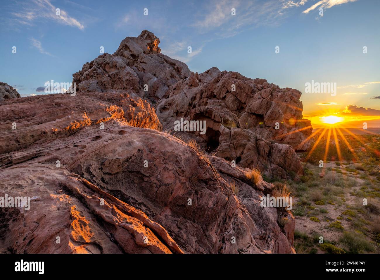 Sonnenuntergang über Wüstenfelsen Stockfoto