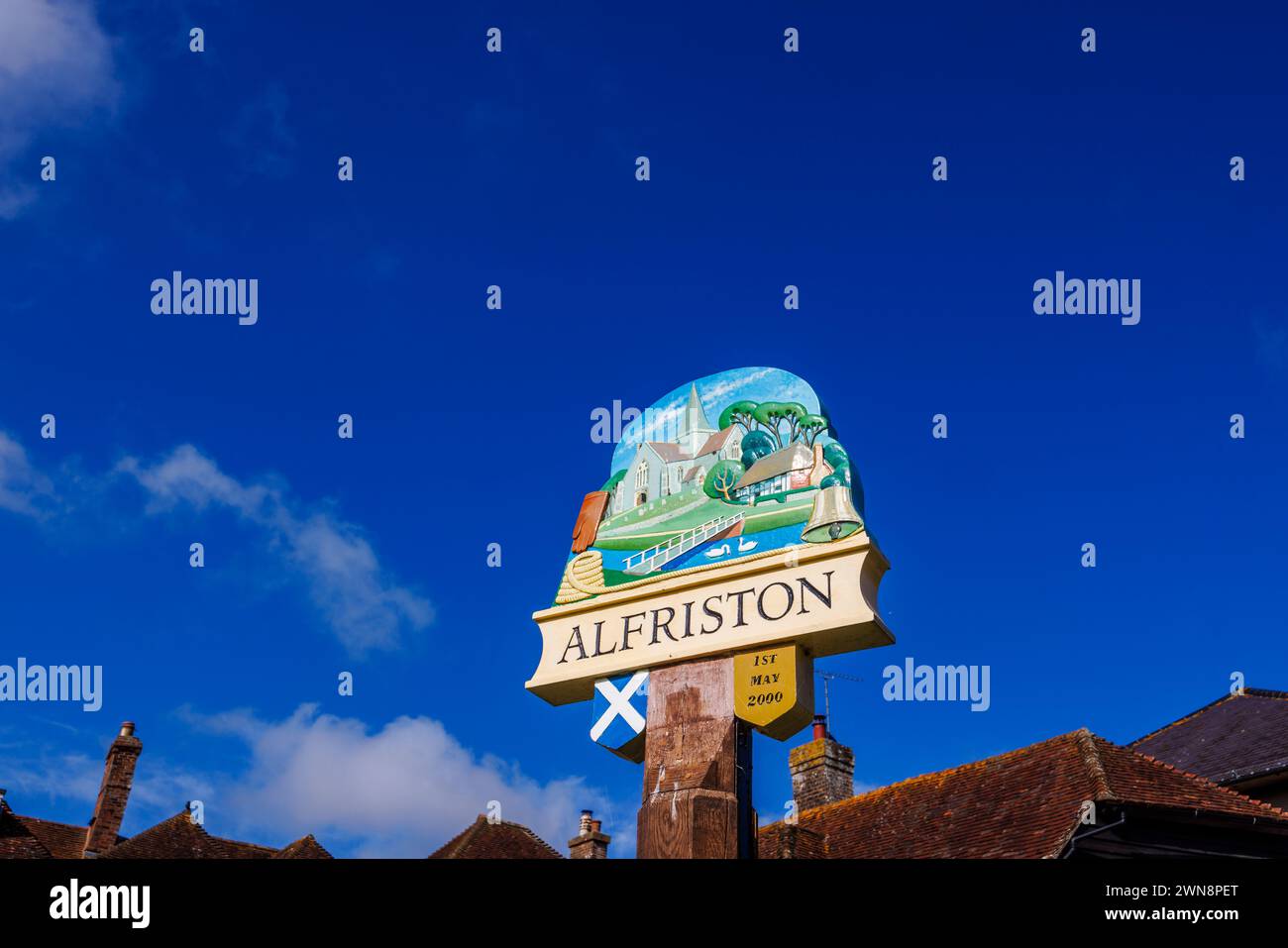 Gemaltes Namensschild vom 1. Mai 2000 in Alfriston, einem hübschen historischen Dorf im Bezirk Wealden in East Sussex Stockfoto