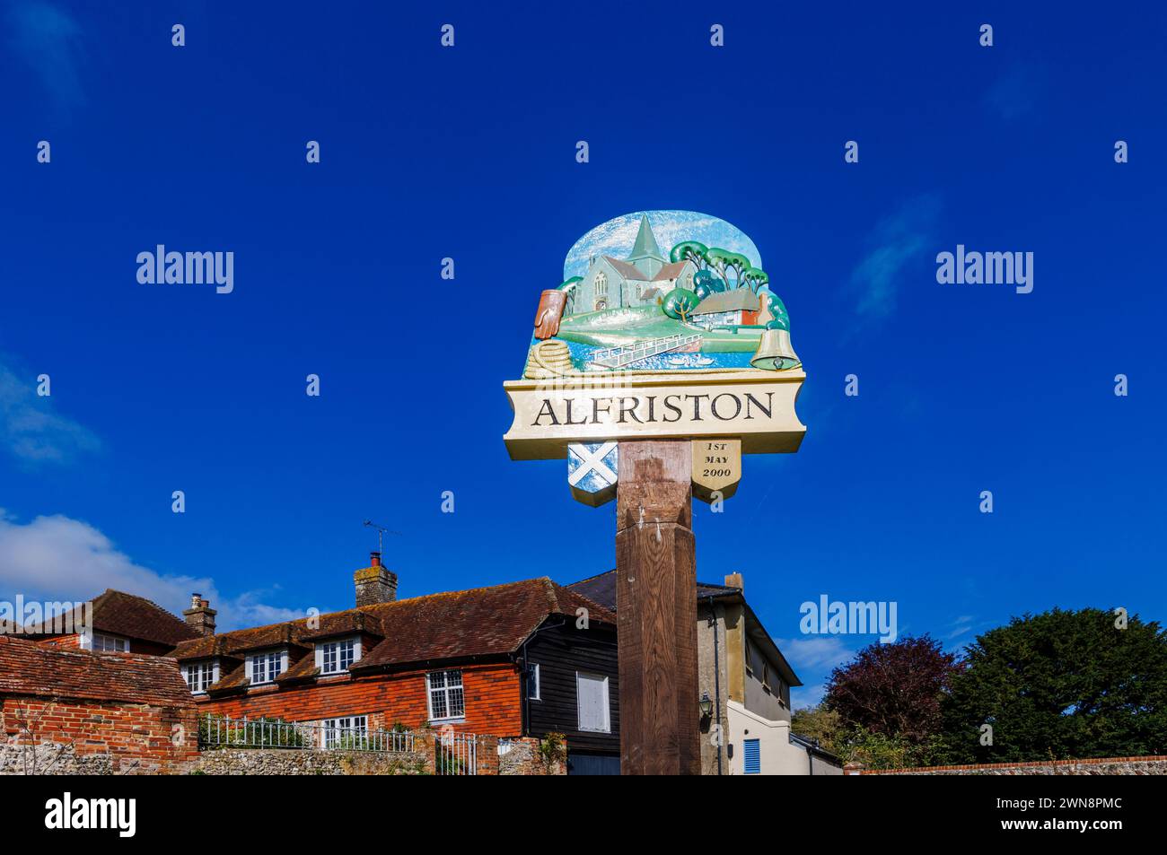 Gemaltes Namensschild vom 1. Mai 2000 in Alfriston, einem hübschen historischen Dorf im Bezirk Wealden in East Sussex Stockfoto