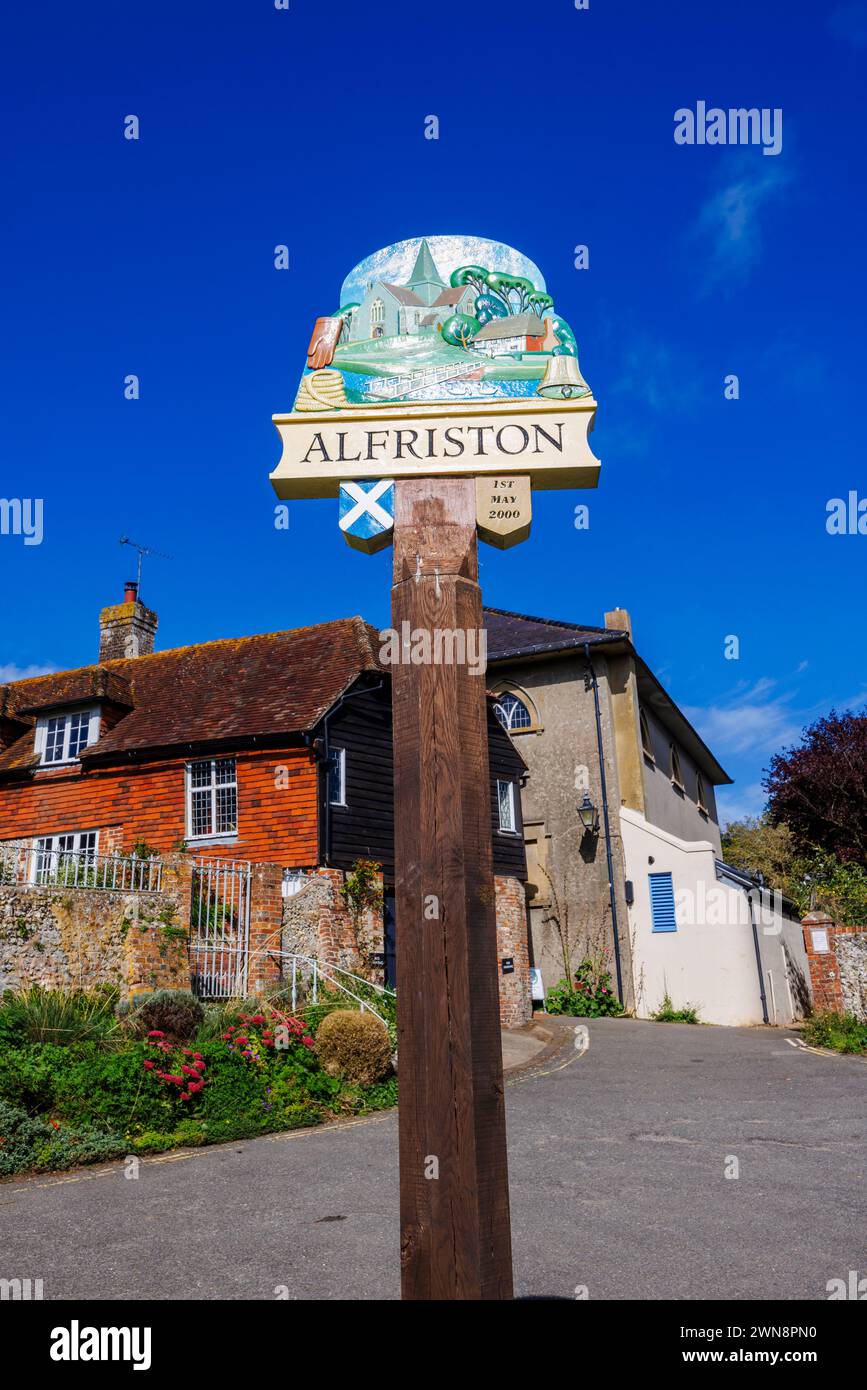 Gemaltes Namensschild vom 1. Mai 2000 in Alfriston, einem hübschen historischen Dorf im Bezirk Wealden in East Sussex Stockfoto