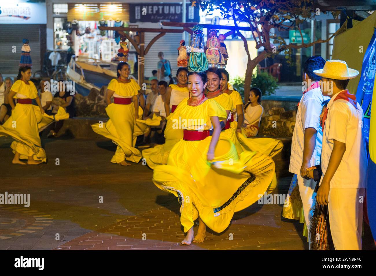 Gruppe von Jugendlichen mit traditionellen Kostümen bei der tanzfesta Stockfoto