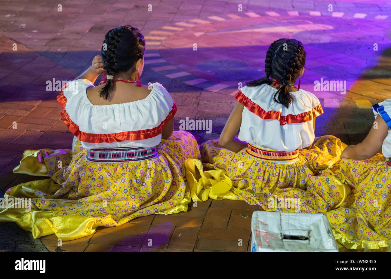 Zwei Mädchen in traditionellen Kostümen beim Tanzfest in Santa Cru Stockfoto