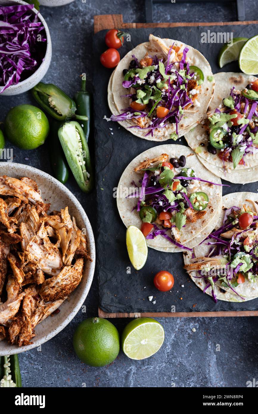 Tacos auf Steinhintergrund mit bunten Zutaten Stockfoto
