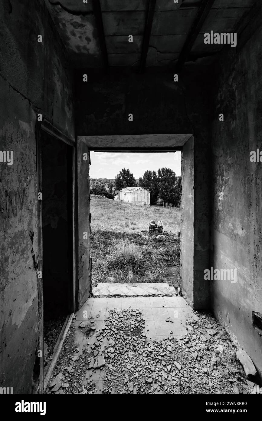 Wasserkraftwerk umrahmt von verlassenen Haustoren Stockfoto