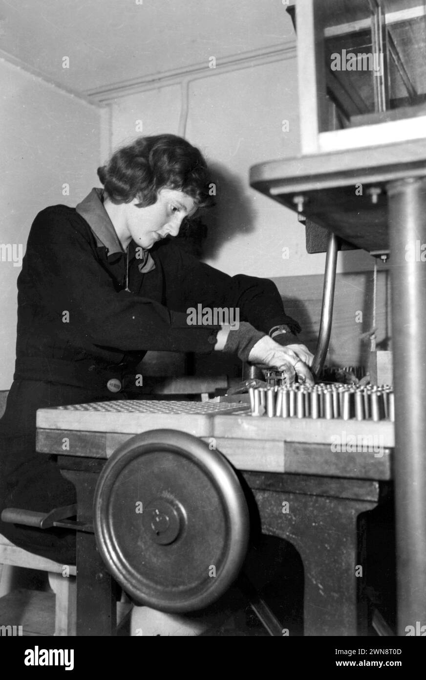 Vintage-Fotografien von Frauen, die im Zweiten Weltkrieg in Fabriken arbeiten, Teil des wichtigen Beitrags der Frauen zu den Kriegsanstrengungen. Munitionsarbeiterin, Rocklea, Brisbane, CA. 1943 Stockfoto