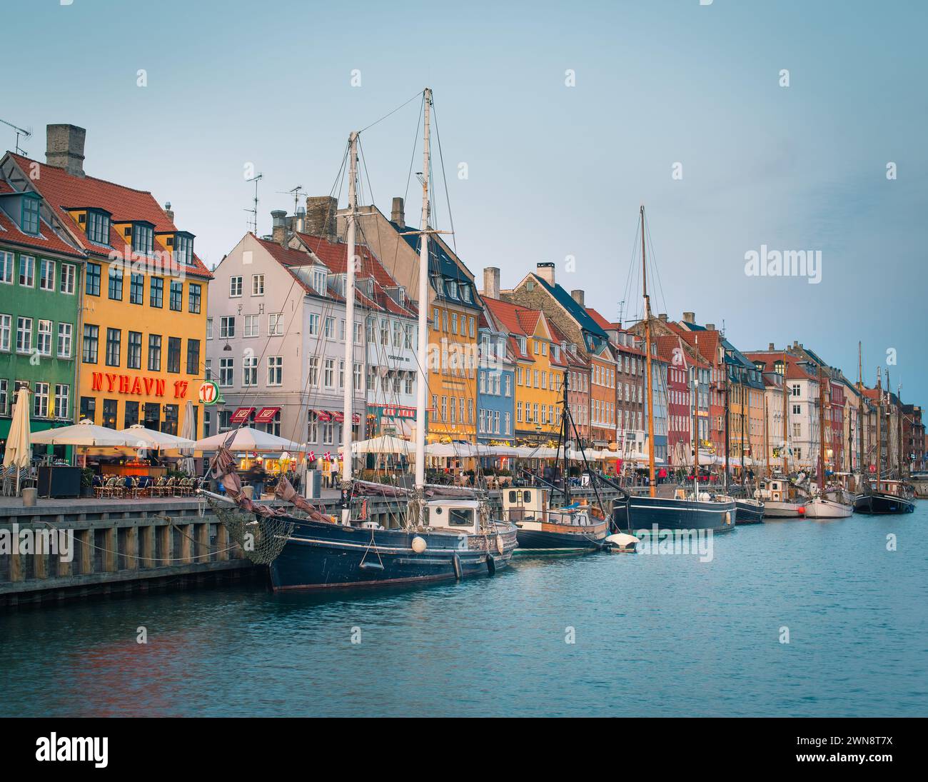 Gebäude aus dem 17. Jahrhundert an der Uferpromenade, Nyhavn, Kopenhagen, Dänemark Stockfoto