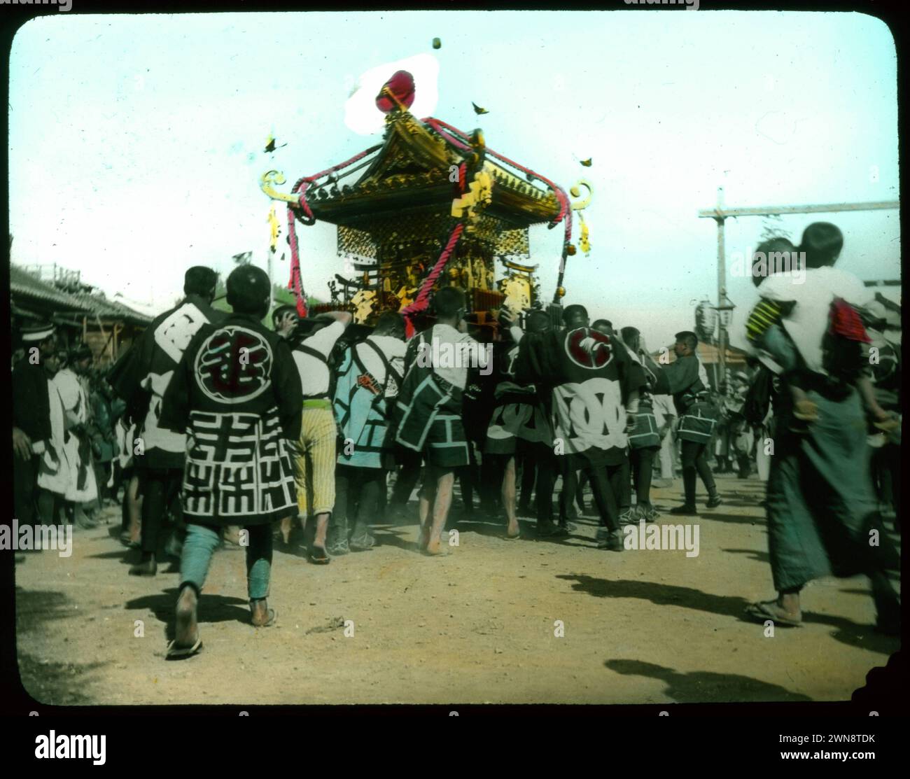 Dashi, eine religiöse Paradeprozession durch die Straßen. Aus Hebert Geddes 'Life in Japan' Kollektion: Handfarbige Vintage-Glasfolien aus der Meiji-Ära. Yokohama, Japan Ende des 19. Jahrhunderts. Diese Bilder von verschiedenen japanischen Künstlern wurden an Besucher verkauft. Stockfoto