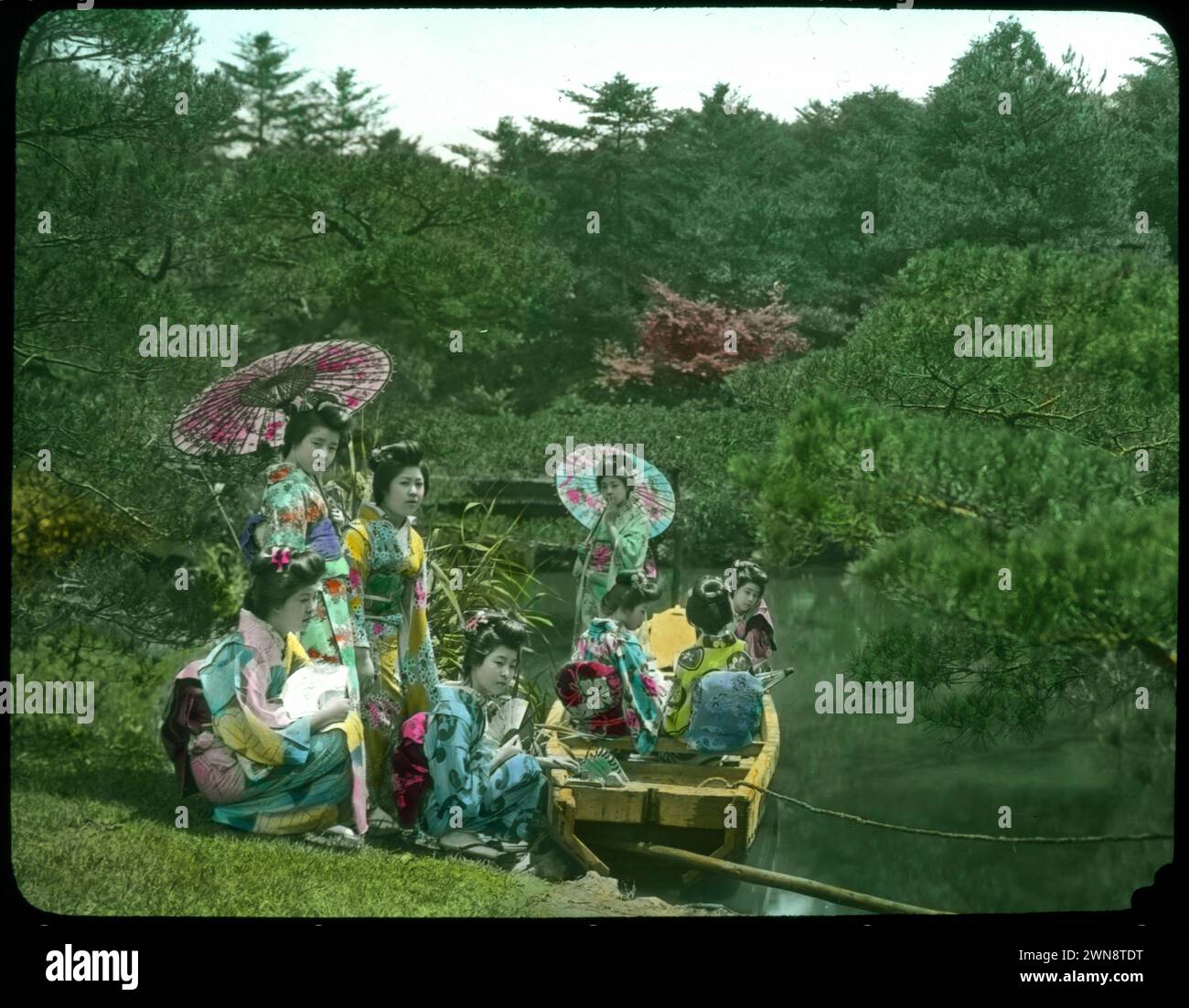 Aus Hebert Geddes 'Life in Japan' Kollektion: Handfarbige Vintage-Glasfolien aus der Meiji-Ära. Yokohama, Japan Ende des 19. Jahrhunderts. Diese Bilder von verschiedenen japanischen Künstlern wurden an Besucher verkauft. Stockfoto
