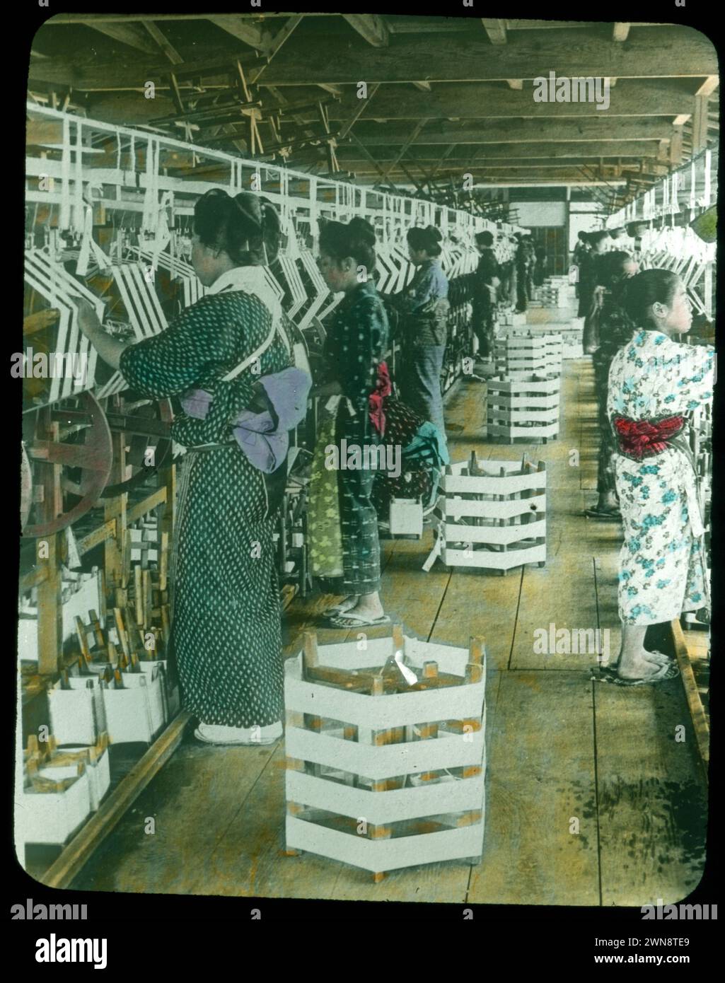 Aus Hebert Geddes 'Life in Japan' Kollektion: Handfarbige Vintage-Glasfolien aus der Meiji-Ära. Yokohama, Japan Ende des 19. Jahrhunderts. Diese Bilder von verschiedenen japanischen Künstlern wurden an Besucher verkauft. Stockfoto