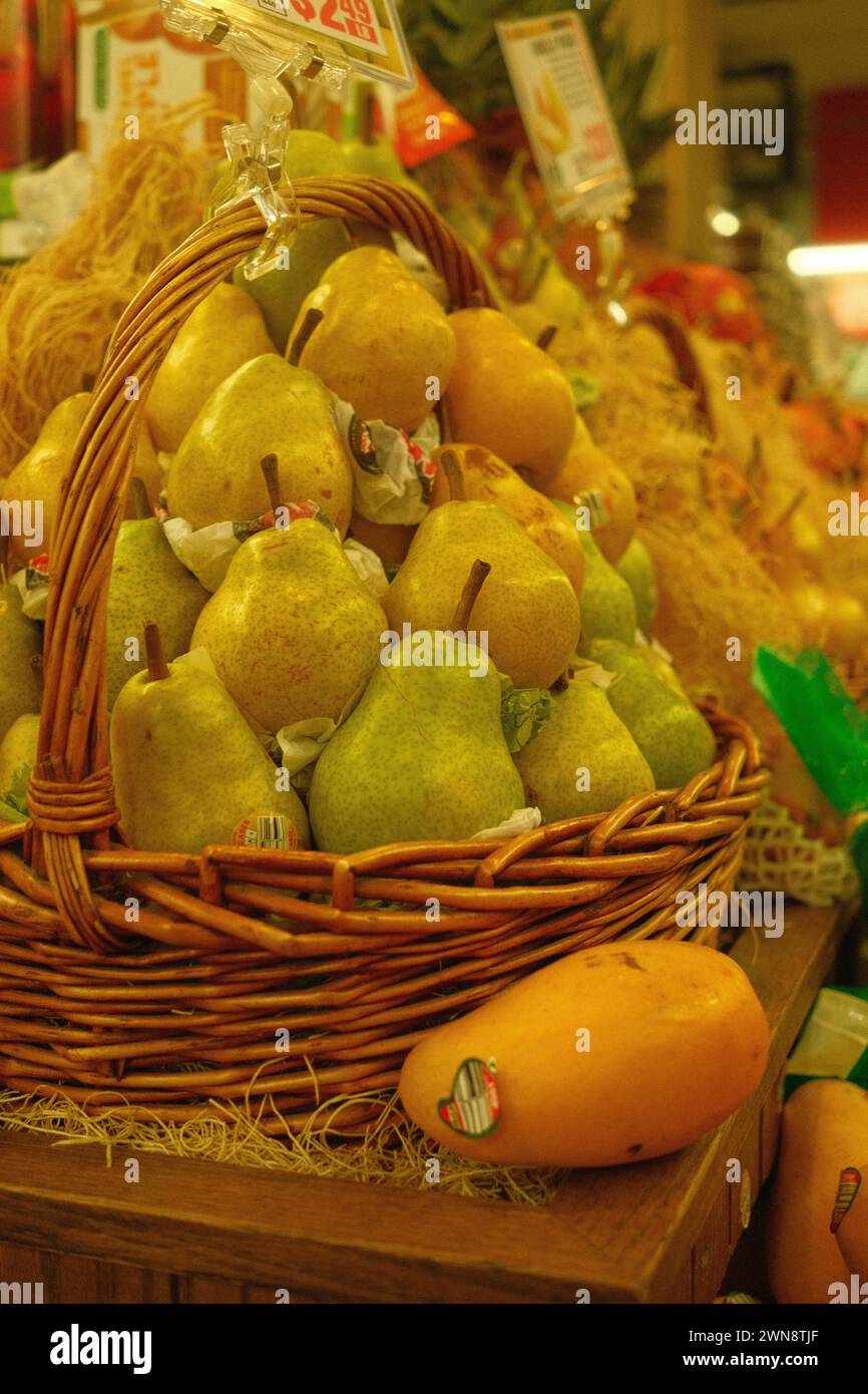 Frische Birnen in einem Holzkorb auf einem Markt Stockfoto