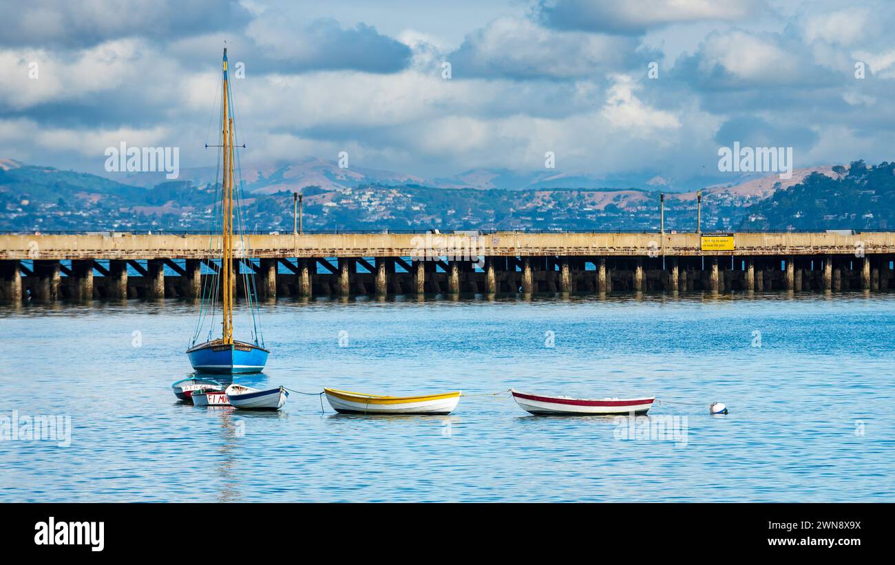 Farbenfrohe Boote auf dem Wasser in der Nähe von Fisherman’s Wharf, San Fransico, Kalifornien, USA. Stockfoto