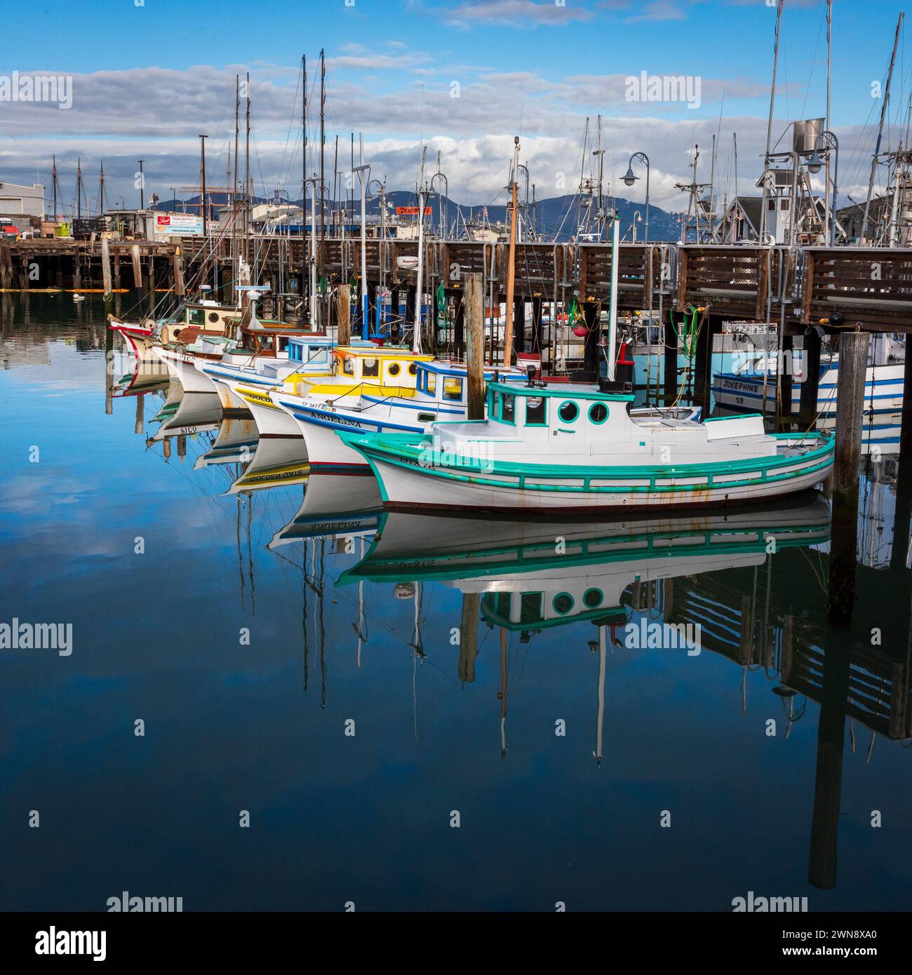 Farbenfrohe Boote auf dem Wasser in der Nähe von Fisherman’s Wharf, San Fransico, Kalifornien, USA. Stockfoto