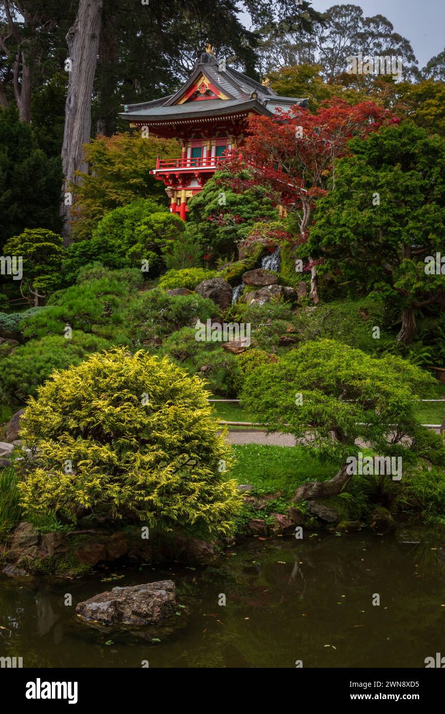 Üppige Vegetation und farbenfrohe Architektur des Japanischen Teegartens im Golden Gate Park, San Francisco, Kalifornien. Stockfoto