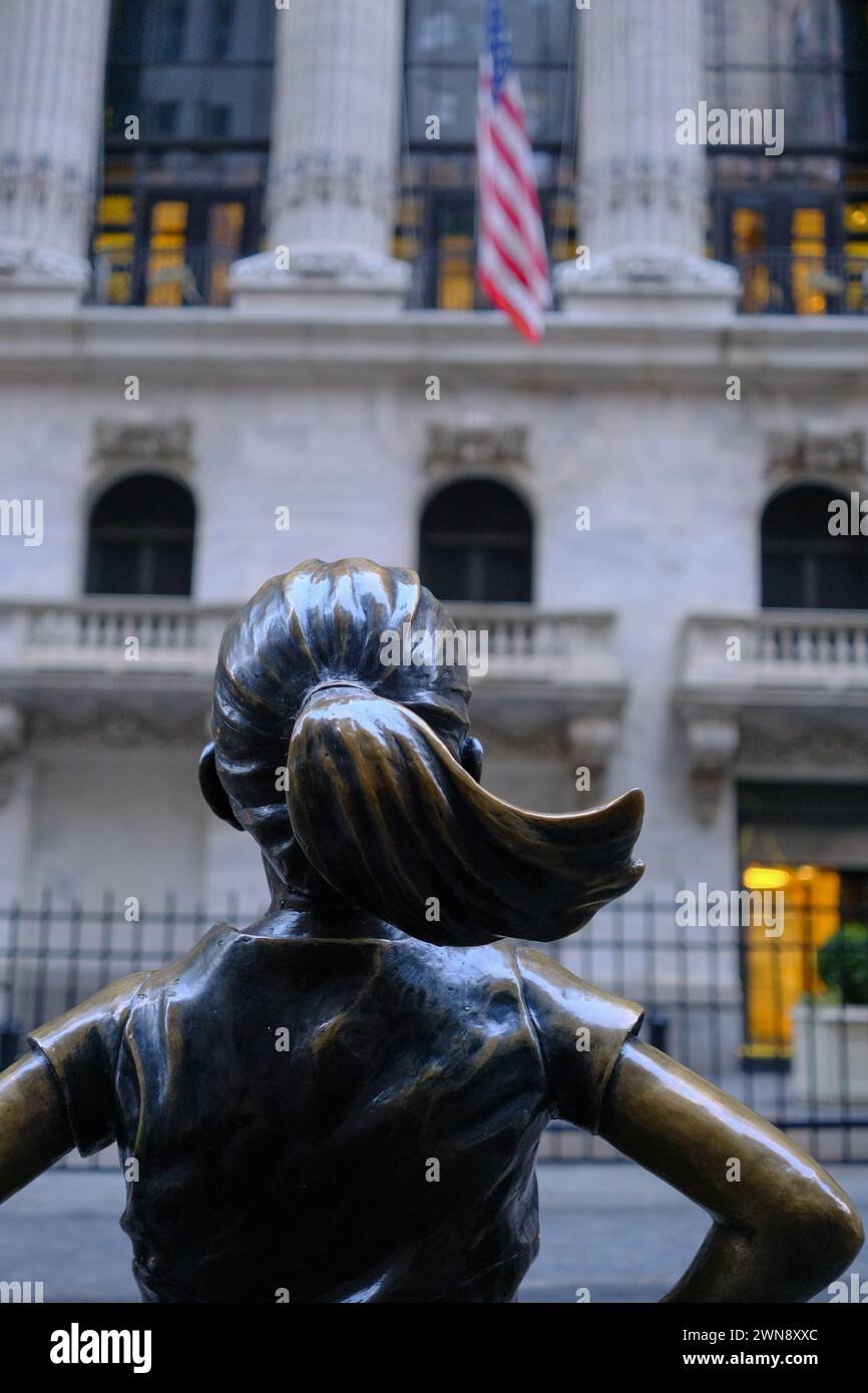 Die Fearless Girl Statue steht vor der amerikanischen Börse Stockfoto