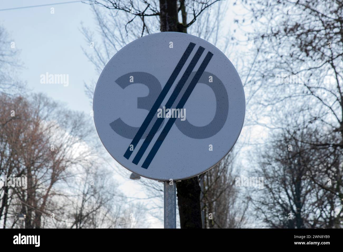 Straßenschild Ende Der 30 Kilometer Langen Zone In Amsterdam, Niederlande 1-3-2024 Stockfoto