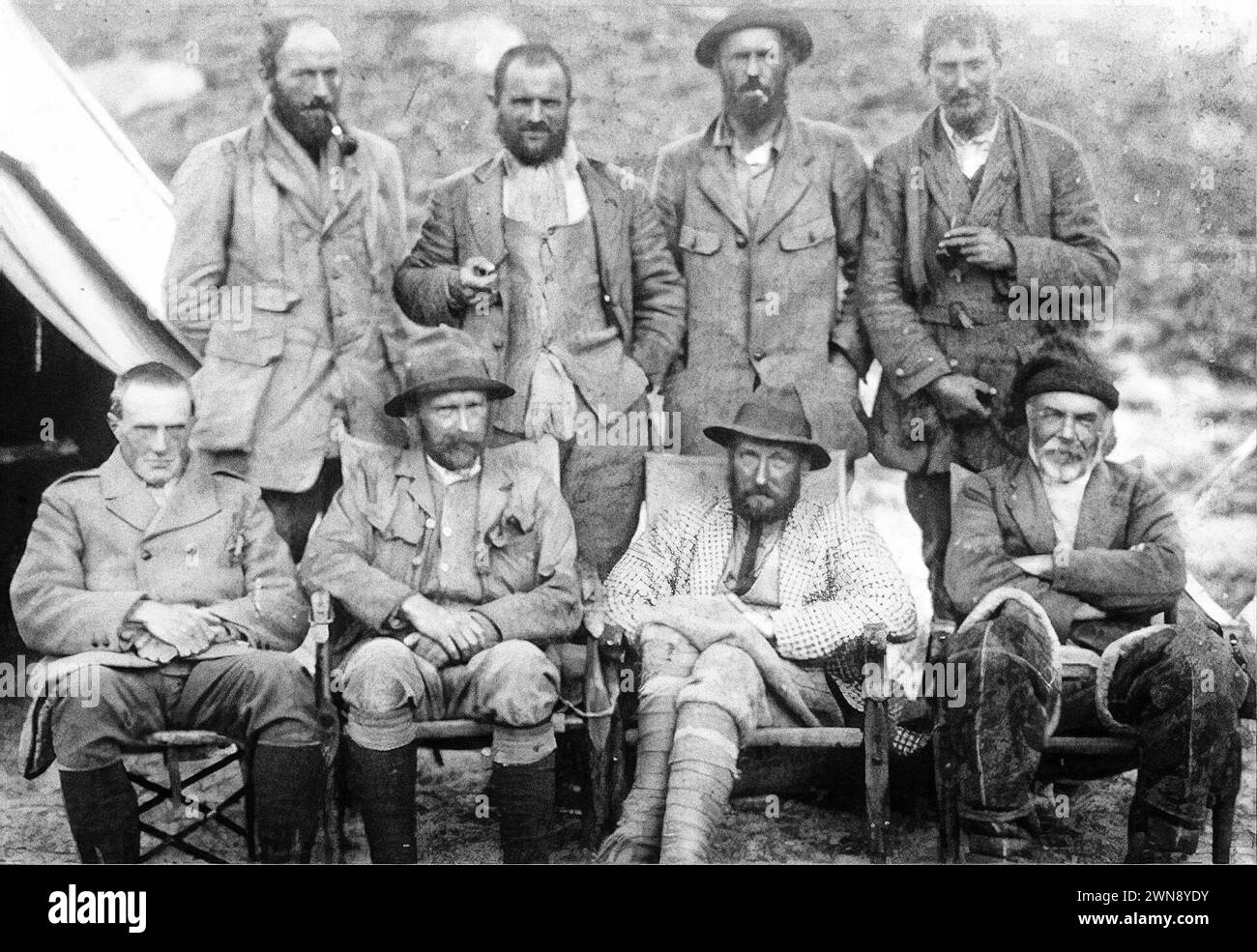 1921 Mitglieder des Aufklärungsteams am Mount Everest. Guy Bullock, Henry Morshead, Oliver Wheeler und George Mallory. Vor der Sitzung: Heron, Sandy Wollaston, Charles Howard-Bury und Harold Raeburn Stockfoto