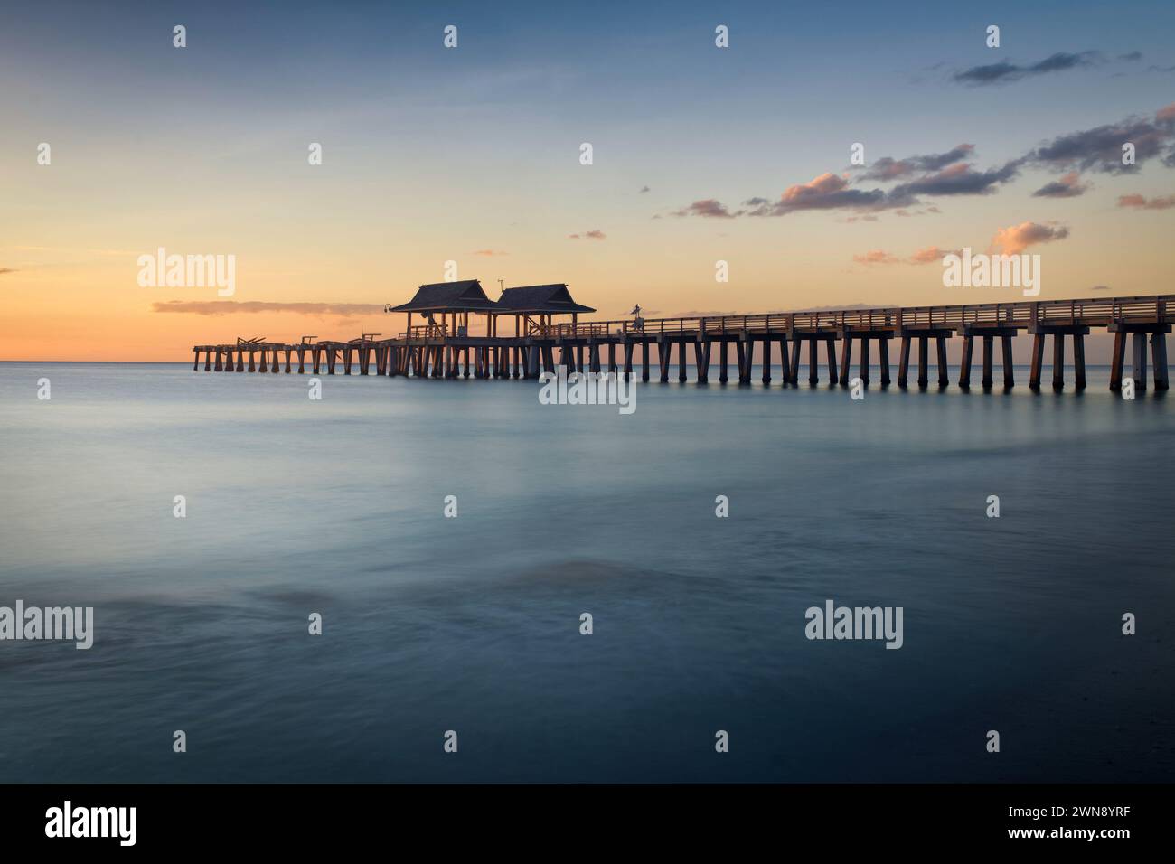 Foto des Piers von Neapel bei Sonnenuntergang. Stockfoto