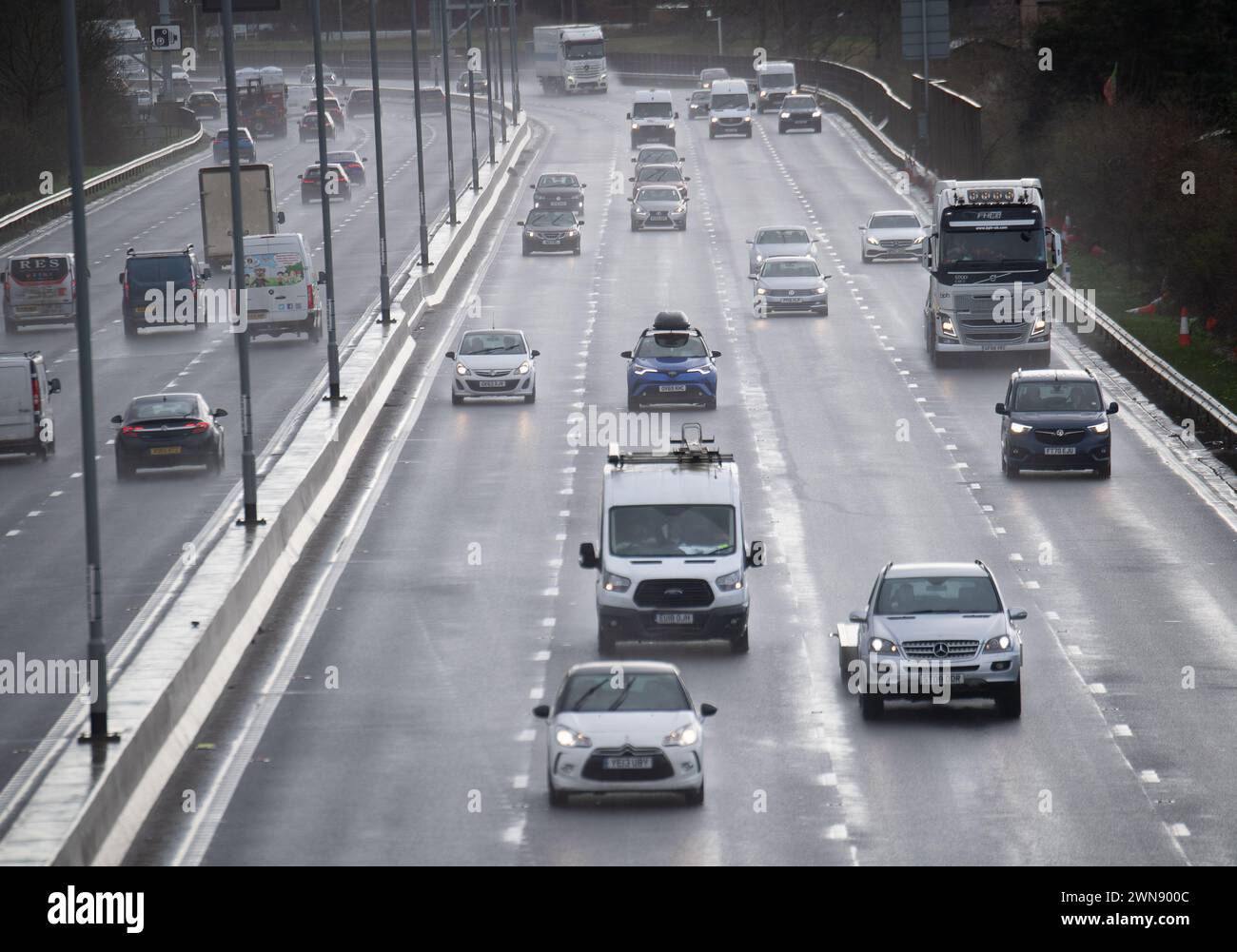 Datchet, Berkshire, Großbritannien. März 2024. Es war ein gefährlicher Morgen für Fahrer auf der M4 Smart Motorway in Datchet, Berkshire, wegen des Sprühnebels und des strömenden Regens nach starkem nächtlichem Regen. Es wird gefordert, dass die Fahrer Fahrstunden auf Autobahnen machen, bevor sie ihre Fahrprüfungen ablegen. Quelle: Maureen McLean/Alamy Live News Stockfoto